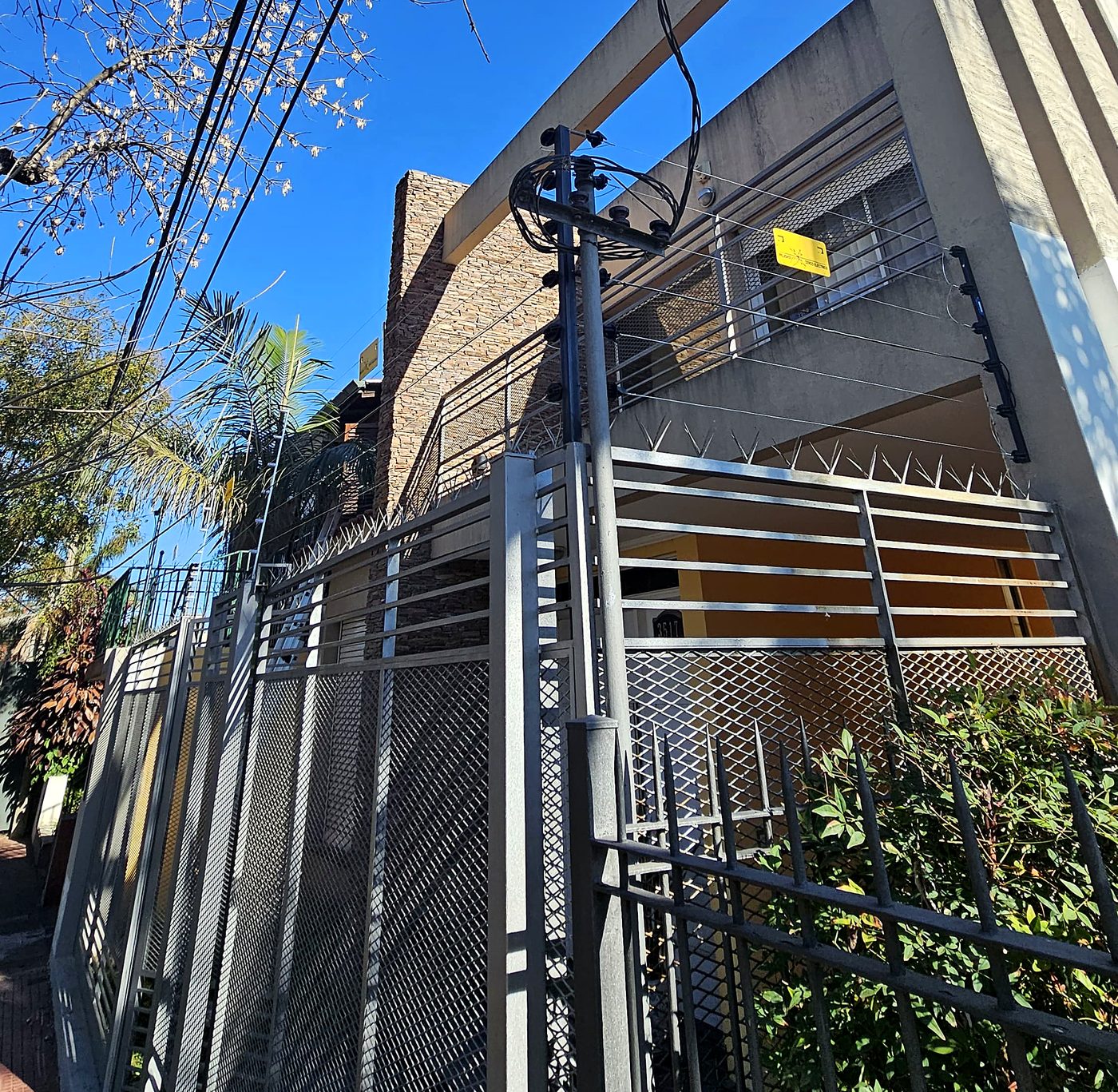 Cerco eléctrico en el frente de una vivienda en Rosario